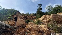 Kisah Warga Banyumas Lolos dari Longsor Batu Kapur berkat Antar Anak Jajan Kisah Warga Banyumas Lolos dari Longsor Batu Kapur berkat Antar Anak Jajan
