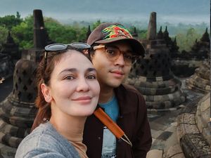 Foto Serasi Luna Maya dan Maxime Liburan ke Candi Borobudur Foto Serasi Luna Maya dan Maxime Liburan ke Candi Borobudur