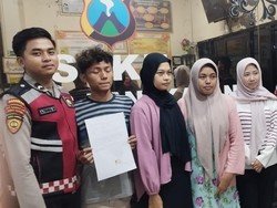 Heboh Mahasiswa Nyamar Jadi Cewek Nyelinap di Kos Putri gegara Urusan Asmara Heboh Mahasiswa Nyamar Jadi Cewek Nyelinap di Kos Putri gegara Urusan Asmara
