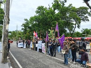 Massa Demo Tuntut Praperadilan Dosen UNM Lecehkan Mahasiswa Ditolak Massa Demo Tuntut Praperadilan Dosen UNM Lecehkan Mahasiswa Ditolak