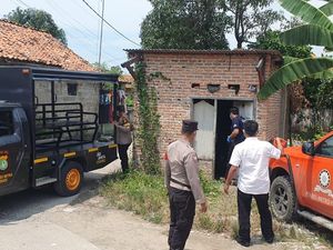 Warga Cikarang Geger Temukan Mayat Pria di Dalam Rumah Kondisi Busuk Warga Cikarang Geger Temukan Mayat Pria di Dalam Rumah Kondisi Busuk