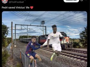 Meme-meme Kocak El Clasico: Aksi Pedri yang Minati Jersey Vini