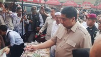 Momen Menteri Ara dan Bupati Aep Borong Dagangan UMKM Karawang