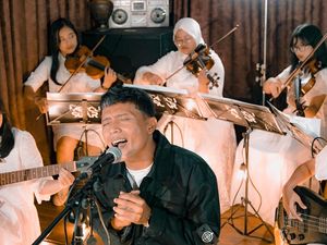 Lamlam Berbisik Lewat Mercusuar Show di Get Closer Lamlam Berbisik Lewat Mercusuar Show di Get Closer