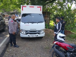 Mobil Curian Ditinggal di Jalanan Depok, Warga Lihat Sopir Kabur Naik Motor Mobil Curian Ditinggal di Jalanan Depok, Warga Lihat Sopir Kabur Naik Motor