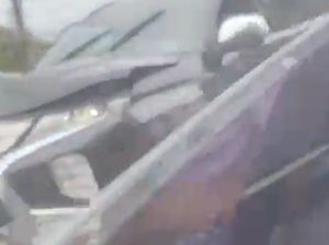 Pajero Tabrak Pembatas Jalan Flyover di Depan DPRD Sulsel, Lalin Tersendat Pajero Tabrak Pembatas Jalan Flyover di Depan DPRD Sulsel, Lalin Tersendat