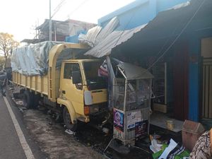 Sopir Truk Ngantuk Tabrak Mobil dan 4 Rumah di Kota Batu