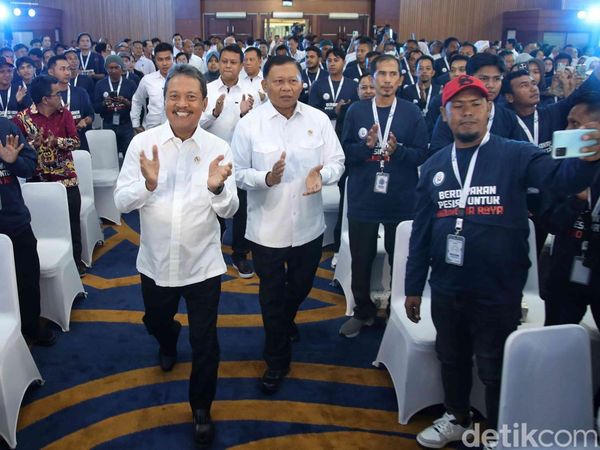Momen Menteri Wahyu Trenggono Resmikan Kampung Nelayan Merah Putih KKP
