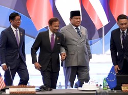 Momen Hangat Prabowo Gandeng Sultan Brunei di Tangga Panggung KTT ASEAN