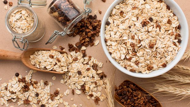 Oat murni secara alami bebas gluten. Namun, kebanyakan produk oat diproduksi bersamaan dengan biji-bijian yang mengandung gluten, seperti gandum, barley, atau gandum hitam.