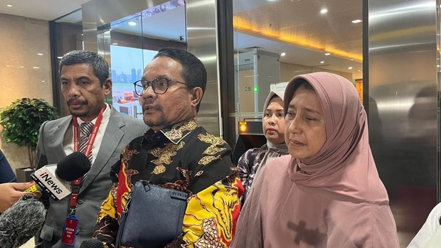 Orangtua Laras Faizati dan Kuasa Hukumnya/Foto: Rumondang/detik Orangtua Laras Faizati dan Kuasa Hukumnya/Foto: Rumondang/detik