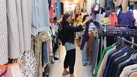 Pedagang Thrifting Senen Tolak Saran Purbaya: Barang Lokal Nggak Laku di Sini Pedagang Thrifting Senen Tolak Saran Purbaya: Barang Lokal Nggak Laku di Sini