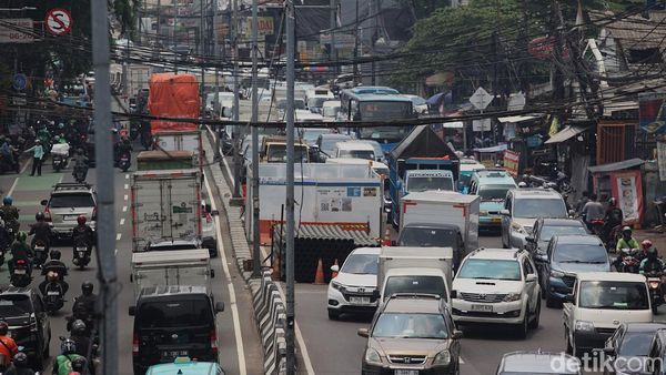 Penampakan Macet Panjang Imbas Proyek Utilitas di Tanah Abang