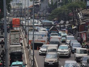 Penampakan Macet Panjang Imbas Proyek Utilitas di Tanah Abang Penampakan Macet Panjang Imbas Proyek Utilitas di Tanah Abang