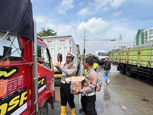 Polrestabes Semarang Alihkan Arus di Jalan Kaligawe Akibat Banjir Polrestabes Semarang Alihkan Arus di Jalan Kaligawe Akibat Banjir