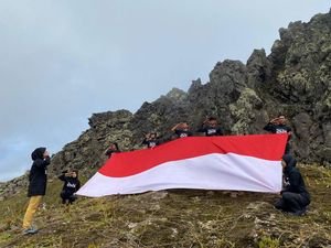 Hari Sumpah Pemuda, Bendera Merah Putih Dikibarkan di Puncak Gunung Peut Sagoe Hari Sumpah Pemuda, Bendera Merah Putih Dikibarkan di Puncak Gunung Peut Sagoe