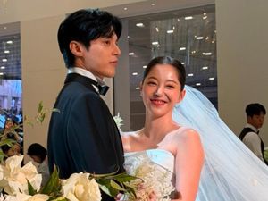 7 Momen Pernikahan Kim Ga Eun & Yoon Sun Woo, Kehadiran Yoona Curi Atensi 7 Momen Pernikahan Kim Ga Eun & Yoon Sun Woo, Kehadiran Yoona Curi Atensi