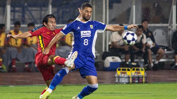 Pesepak bola Persib Bandung Luciano Guaycochea (kanan) berebut bola dengan pesepak bola Selangor FC Aliff Haiqal (kiri) pertandingan Fase Grup G AFC Champions League (ACL) Two di Stadion Gelora Bandung Lautan Api (GBLA), Bandung, Jawa Barat, Kamis (23/10/2025). Persib berhasil mengalahkan tim dari Malaysia tersebut dengan skor akhir 2-0. ANTARA FOTO/Novrian Arbi/nym.