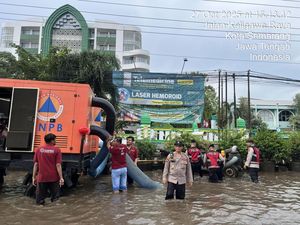 Polda Jateng Terus Bantu Warga hingga Hari Keenam Banjir di Kaligawe Polda Jateng Terus Bantu Warga hingga Hari Keenam Banjir di Kaligawe