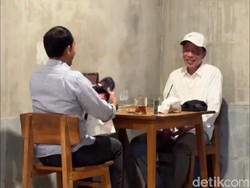 Raja Juli Beri Topi Logo PSI ke Jokowi, Kode Jadi Dewan Pembina? Raja Juli Beri Topi Logo PSI ke Jokowi, Kode Jadi Dewan Pembina?