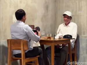 Raja Juli Beri Topi Logo PSI ke Jokowi, Kode Jadi Dewan Pembina? Raja Juli Beri Topi Logo PSI ke Jokowi, Kode Jadi Dewan Pembina?