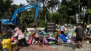 Ratusan Kios di Pasar Barito Dibongkar, Pedagang Pindah ke Pinggir Jalan