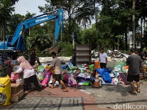 Ratusan Kios di Pasar Barito Dibongkar, Pedagang Pindah ke Pinggir Jalan Ratusan Kios di Pasar Barito Dibongkar, Pedagang Pindah ke Pinggir Jalan