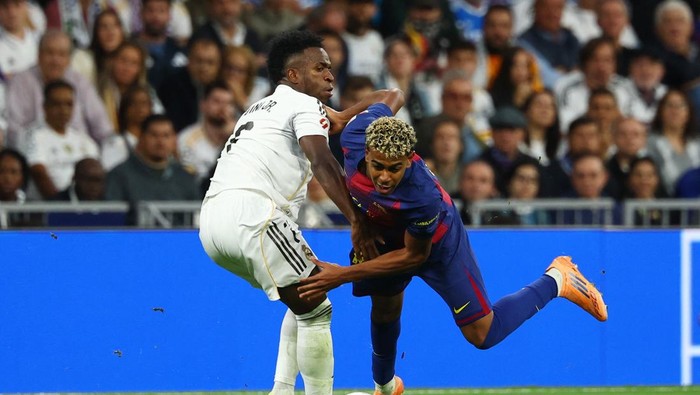 Real Madrid, Barcelona, Lamine Yamal, Vinicius Junior Soccer Football - LaLiga - Real Madrid v FC Barcelona - Santiago Bernabeu, Madrid, Spain - October 26, 2025 Real Madrids Vinicius Junior in action with FC Barcelonas Lamine Yamal REUTERS/Susana Vera