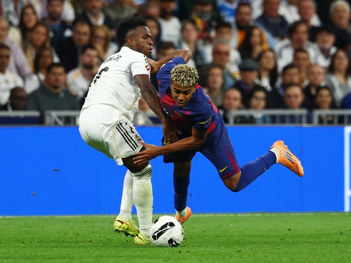 Real Madrid, Barcelona, Lamine Yamal, Vinicius Junior Soccer Football - LaLiga - Real Madrid v FC Barcelona - Santiago Bernabeu, Madrid, Spain - October 26, 2025 Real Madrids Vinicius Junior in action with FC Barcelonas Lamine Yamal REUTERS/Susana Vera