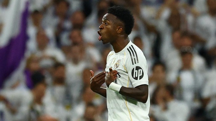 SOCCER-SPAIN-RMA-BAR/ Soccer Football - LaLiga - Real Madrid v FC Barcelona - Santiago Bernabeu, Madrid, Spain - October 26, 2025 Real Madrids Vinicius Junior reacts after being substituted REUTERS/Albert Gea