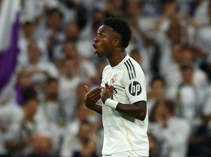 Soccer Football - LaLiga - Real Madrid v FC Barcelona - Santiago Bernabeu, Madrid, Spain - October 26, 2025 Real Madrid's Vinicius Junior reacts after being substituted REUTERS/Albert Gea