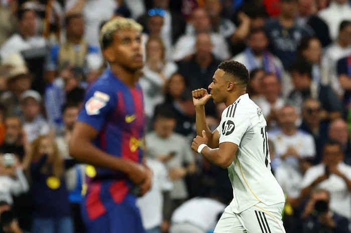 SOCCER-SPAIN-RMA-BAR/ Soccer Football - LaLiga - Real Madrid v FC Barcelona - Santiago Bernabeu, Madrid, Spain - October 26, 2025 Real Madrids Kylian Mbappe celebrates scoring a goal that was later disallowed for offside REUTERS/Albert Gea     TPX IMAGES OF THE DAY