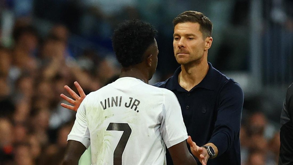 Vinicius tak menyebut nama Alonso saat menulis pernyataan maaf usai marah-marah di El Clasico. Foto: REUTERS/Albert Gea