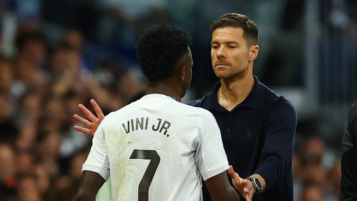 SOCCER-SPAIN-RMA-BAR/ Soccer Football - LaLiga - Real Madrid v FC Barcelona - Santiago Bernabeu, Madrid, Spain - October 26, 2025 Real Madrid coach Xabi Alonso with Vinicius Junior REUTERS/Albert Gea