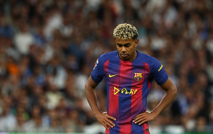 SOCCER-SPAIN-RMA-BAR/ Soccer Football - LaLiga - Real Madrid v FC Barcelona - Santiago Bernabeu, Madrid, Spain - October 26, 2025 FC Barcelonas Lamine Yamal looks dejected REUTERS/Susana Vera