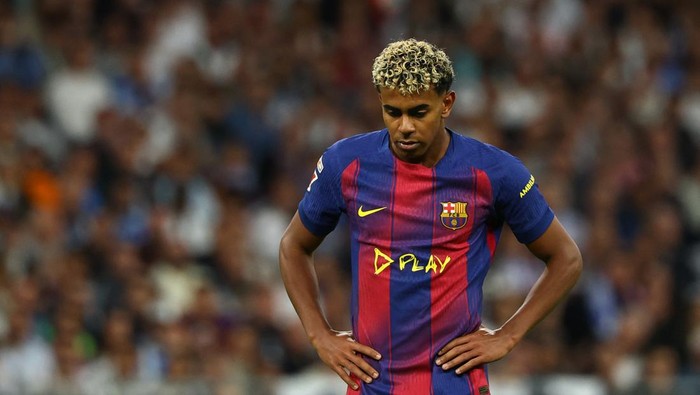 SOCCER-SPAIN-RMA-BAR/ Soccer Football - LaLiga - Real Madrid v FC Barcelona - Santiago Bernabeu, Madrid, Spain - October 26, 2025 FC Barcelonas Lamine Yamal looks dejected REUTERS/Susana Vera