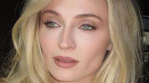 Sophie Turner Dulu Fans Berat, Sekarang Disebut Pacari Chris Martin