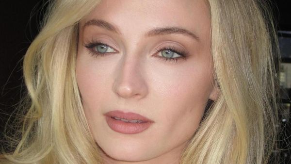 Sophie Turner Dulu Fans Berat, Sekarang Disebut Pacari Chris Martin