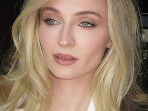 Sophie Turner Disebut Pacar Baru Chris Martin, Terungkap Dulu Ngefans Berat Sophie Turner Disebut Pacar Baru Chris Martin, Terungkap Dulu Ngefans Berat