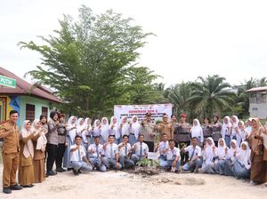 Srikandi Polres Rohil Edukasi Green Policing di SMA, Ajak Siswa Tanam Pohon Srikandi Polres Rohil Edukasi Green Policing di SMA, Ajak Siswa Tanam Pohon