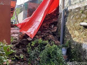 Talud Longsor Tutup Jalan Balekambang 9 di Semarang Selatan Talud Longsor Tutup Jalan Balekambang 9 di Semarang Selatan