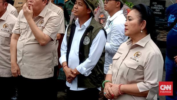 Titiek Soeharto Ketua Komisi IV DPR RI Siti Hediati Hariyadi berbareng Menteri Kehutanan (Menhut) Raja Juli Antoni saat usai mengikuti aktivitas Pelepasliaran Satwa Dilindungi Penyu, berbareng Anggota Komisi IV DPR RI, di Pantai Saba, di Kabupaten Gianyar, Bali, Senin (27/10).