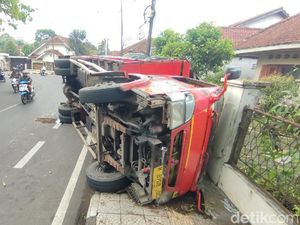 Truk Wortel Terguling di Tikungan Maut Saripohatji Ciamis Truk Wortel Terguling di Tikungan Maut Saripohatji Ciamis