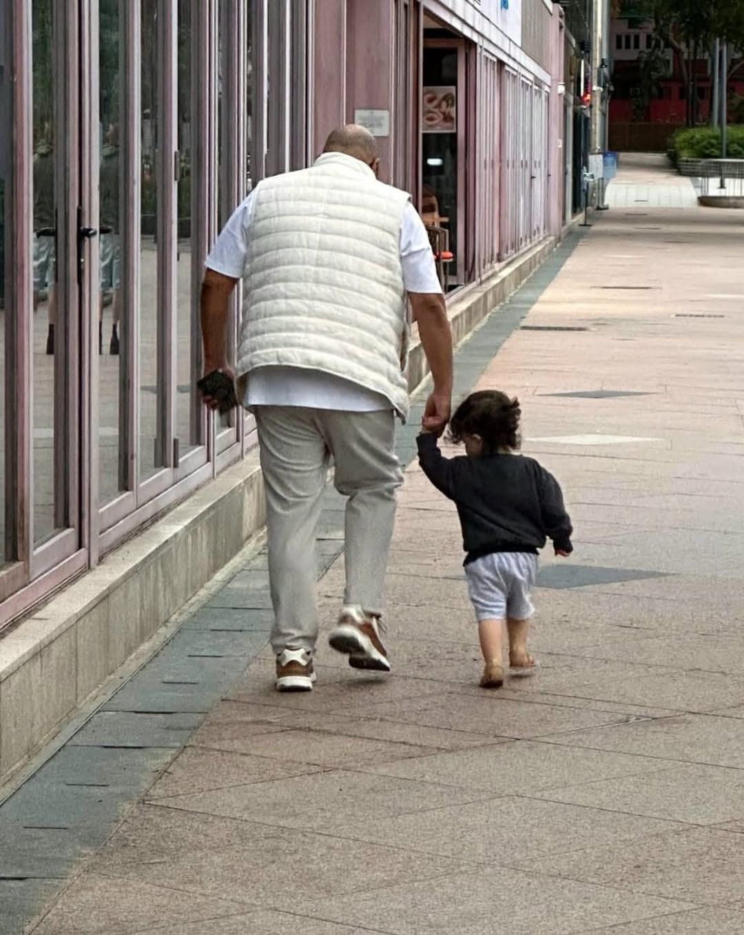 Unggahan Irwan Mussry bareng anak kecil Unggahan Irwan Mussry bareng anak kecil