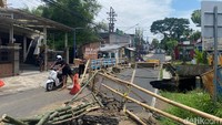 Tak Kunjung Diperbaiki, Warga Malang Swadaya Bangun Jembatan Darurat Tak Kunjung Diperbaiki, Warga Malang Swadaya Bangun Jembatan Darurat