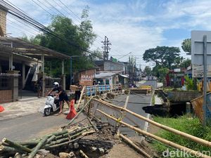 Tak Kunjung Diperbaiki, Warga Malang Swadaya Bangun Jembatan Darurat Tak Kunjung Diperbaiki, Warga Malang Swadaya Bangun Jembatan Darurat