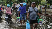 Warga Terdampak Banjir di Semarang Terima Bantuan Logistik Warga Terdampak Banjir di Semarang Terima Bantuan Logistik
