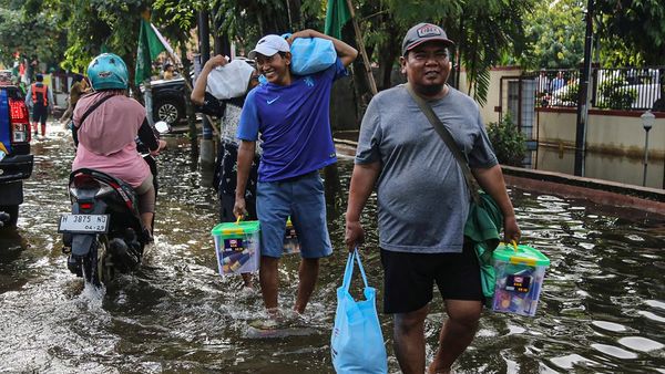 Warga Terdampak Banjir di Semarang Terima Bantuan Logistik