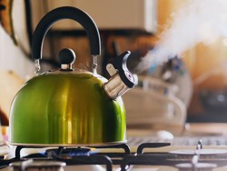 Diklaim Sudah Siap Minum, Bolehkah Air Mineral Direbus? Diklaim Sudah Siap Minum, Bolehkah Air Mineral Direbus?