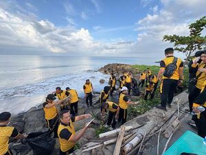 Aksi Personel Polda Sumbar Bersih-bersih Pantai Purus Pecahkan Rekor MURI